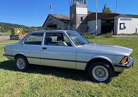BMW 323i 323