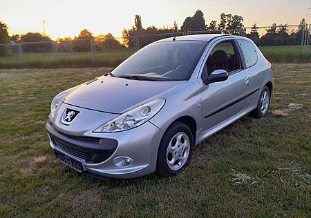 Peugeot 206 mit Alufelgen, Servolenkung, ABS, CD-Radio