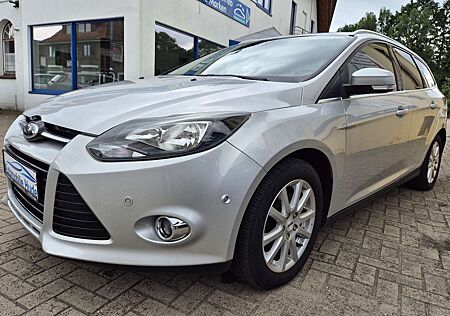 Ford Focus Titanium NAVI AHK PDC SHZ Keyless Scheckheft gep