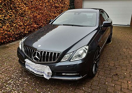 Mercedes-Benz E 200 E-Klasse Coupe CGI Coupe BlueEFFICIENCY Elegance