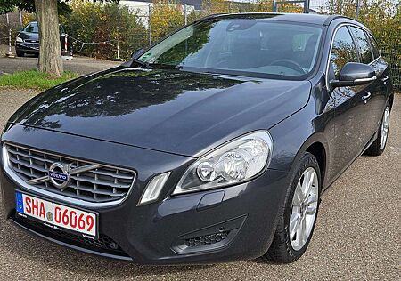 Volvo V60 Momentum 1.6d NAVI+PDC+BLUETOOTH/8-fachbereift