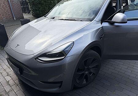 Tesla Model Y Basis RWD QuickSilver