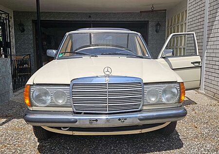 Mercedes-Benz 230 W123