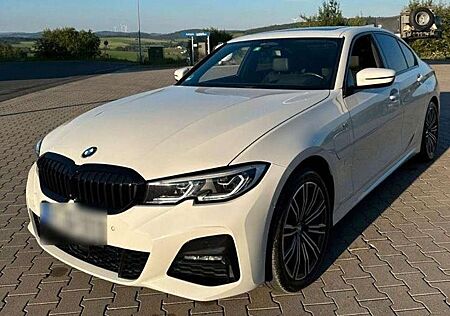 BMW 330e 330 Aut. M Sport Plug in Hybrid Vollausstattung