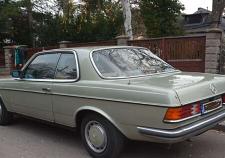 Mercedes-Benz 230 W123