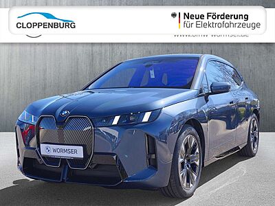 BMW iX xDrive45 Anhängerkupplung; BMW Niere Iconic Glow;