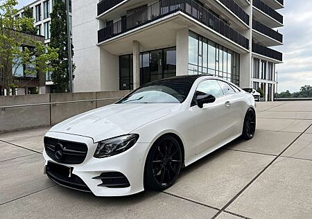 Mercedes-Benz E 220 d Coupé AMG Line /Widescreen/Massage/Pano