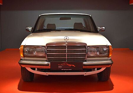 Mercedes-Benz 230 E/2,3 136PS/W123/DEUTSCHES AUTO/WENIG KM/TOP!