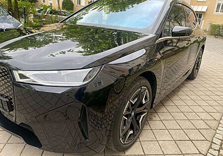 BMW iX 50 xDrive, B & W, 2 Achs Luft ,AC Laden Prof.