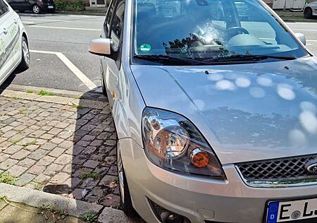 Ford Fiesta 5-Türer 1.3 Ghia