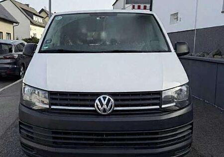 VW T6 Transporter Volkswagen Transporter T6 mit Camper-Ausbau.
