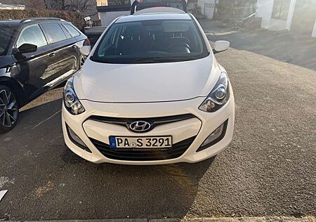 Hyundai i30 1.4 Benzin Garagenfahrzeug