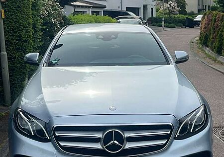 Mercedes-Benz E 220 d 9G-TRONICAMG Line Mit ComandOnline TV!!!