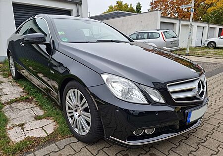 Mercedes-Benz E 200 CGI Coupe BlueEFFICIENCY Elegance - Saphirschwarz