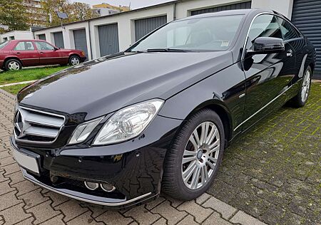 Mercedes-Benz E 200 CGI Coupe BlueEFFICIENCY Elegance - Saphirschwarz