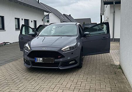 Ford Focus Turnier 2.0 TDCi ST mit Leder-Exclusiv-Paket