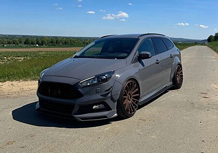 Ford Focus Turnier 2.0 EcoBoost ST mit Leder-Sport-Paket