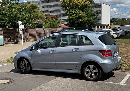 Mercedes-Benz B 200 (245.233) mit AHK Bj. 2009 beschädigt