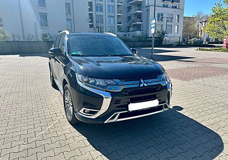 Mitsubishi Outlander 2.4 4WD Plug-In Hybrid Spirit+/360 Kamera/ Navi