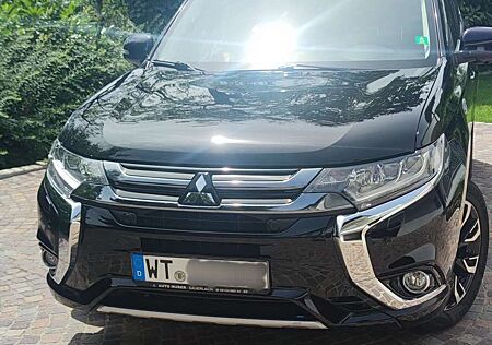 Mitsubishi Outlander 2.0 4WD Plug-In Hybrid Top