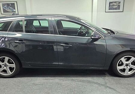 Volvo V60 Momentum Automatik TÜV 10/2027