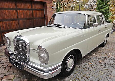 Mercedes-Benz 220 SEB Limousine W111 Sechszylinder 120 PS