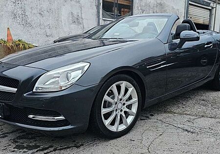 Mercedes-Benz SLK 200 Leder Airscarf PDC Navi LED