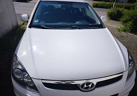Hyundai i30 1.6 CRDi Classic, 8 fach bereift