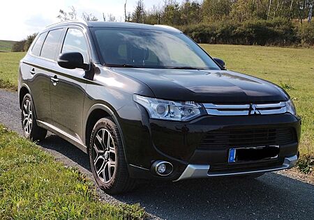 Mitsubishi Outlander 2.2 DI-D 4WD Xenon Navi 7Sitze Keyless