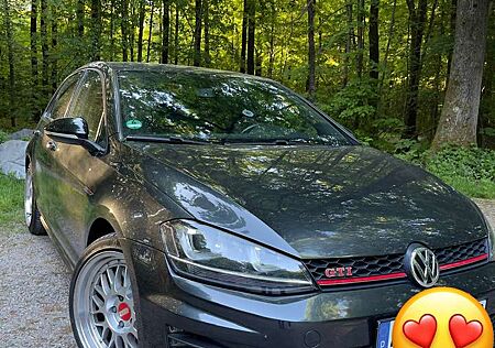 VW Golf GTI Volkswagen 2.0 TSI 245 BlueMotion Technology DSG7 Performance