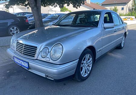 Mercedes-Benz E 320 AVANGTFARDE el.Glasdach LIMOUSINE TÜV NEU