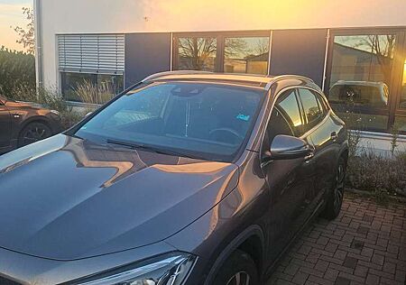 Mercedes-Benz GLA 200 4Matic 8G-DCT Style