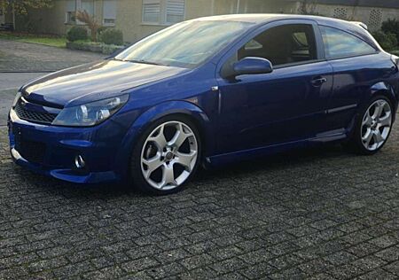 Opel Astra GTC OPC 1.9 CDTI Edition