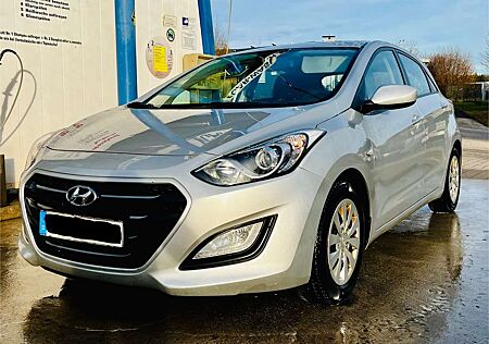 Hyundai i30 blue 1.4