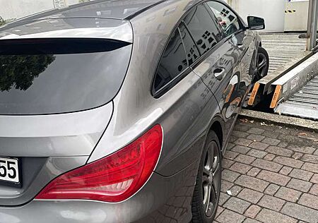 Mercedes-Benz CLA 180 Shooting Brake 7G-DCT AMG Line