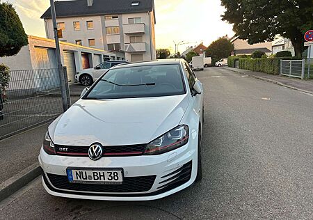 VW Golf GTI Volkswagen BlueMotion Technology DSG