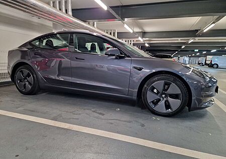 Tesla Model 3 Allrad Longrange Allwetter Garage