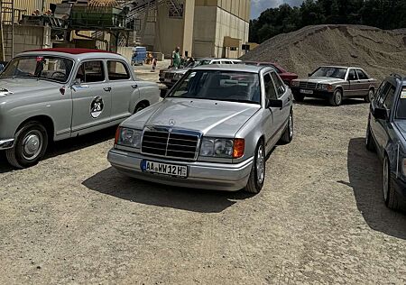Mercedes-Benz E 230 W124 / 230E / Restauriert / H-Kennzeichen
