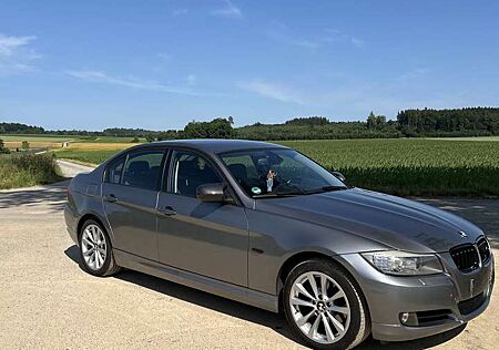 BMW 320i 320 - limo/SHZ/NAV/8-Fach/PDC/XENON/KLIMA