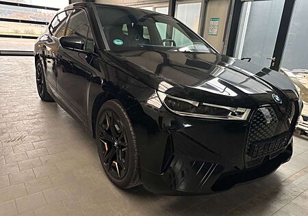 BMW iX xDrive50 Sport Luftfederung