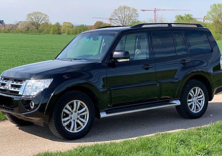 Mitsubishi Pajero 3.2 DI-D * 7-sitzer * Kamera * AHK * Stndhzg