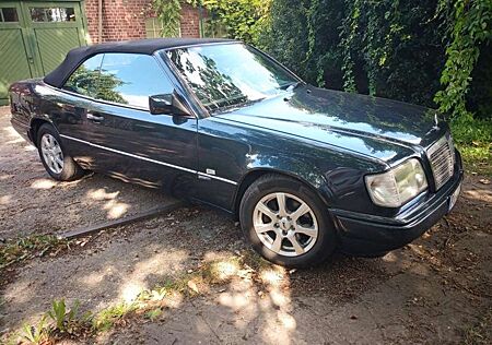 Mercedes-Benz E 220 Cabrio, Sportline, smaragdschwarzmetallic