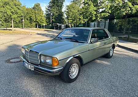 Mercedes-Benz CE 230 Baureihe 123
