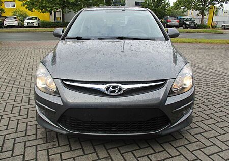 Hyundai i30 blue 1.6 CRDi 66 kW Classic