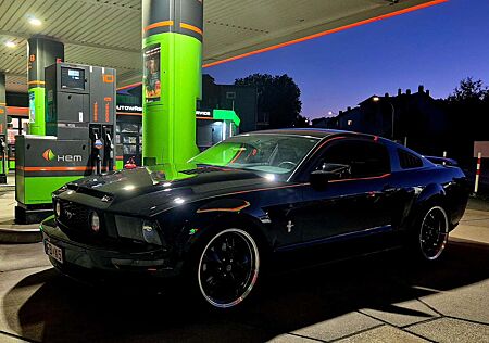 Ford Mustang Fastback black edition