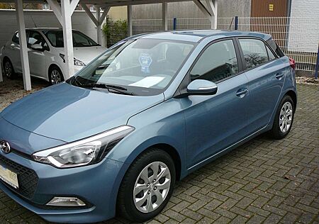 Hyundai i20 1.Hand,Scheckheft,Sehr gepflegt,Klimaanlage,usw.!