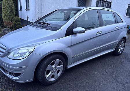 Mercedes-Benz B 200 AMG Automatik Teilledee