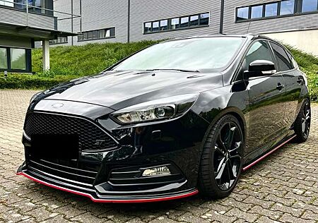 Ford Focus 2.0 EcoBoost ST mit Leder-Exclusiv-Paket