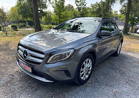 Mercedes-Benz GLA 200 Style mit Bi Xenon & AHK !!