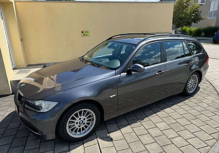 BMW 320 i / LEDER / NAVI / PANORAMA